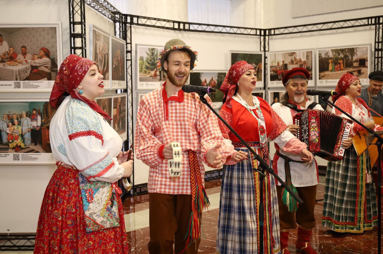 В День народного единства в Прокопьевске открылась фотовыставка «Семья крупным планом» В День народного единства в Прокопьевске открылась фотовыставка «Семья крупным планом»