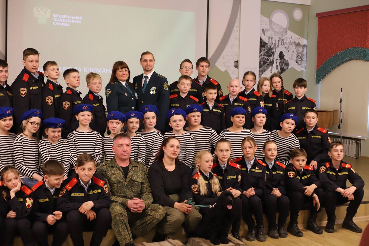 Сегодня в рамках Всекузбасского культурного проекта «Россия – КуZбасс – Родина героев» в государственной библиотеке Кузбасса для детей и молодёжи прошла встреча с представителями Кемеровской таможни «Призвание – таможенник» Сегодня в рамках Всекузбасского культурного проекта «Россия – КуZбасс – Родина героев» в государственной библиотеке Кузбасса для детей и молодёжи прошла встреча с представителями Кемеровской таможни «Призвание – таможенник»
