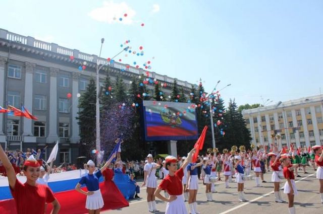 В Кузбассе отмечают День России акциями, флэш-мобами и народными гуляниями В Кузбассе отмечают День России акциями, флэш-мобами и народными гуляниями