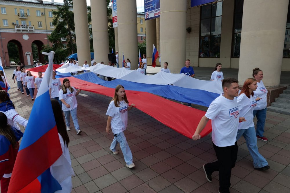 Кузбасс отмечает День Государственного флага России тематическими акциями, флешмобами, патриотическими концертами Кузбасс отмечает День Государственного флага России тематическими акциями, флешмобами, патриотическими концертами