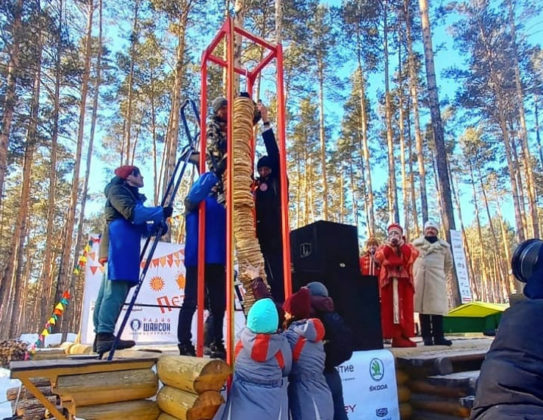 В музее-заповеднике «Томская Писаница» на Масленицу установлен рекорд России на самую высокую башню из блинов В музее-заповеднике «Томская Писаница» на Масленицу установлен рекорд России на самую высокую башню из блинов