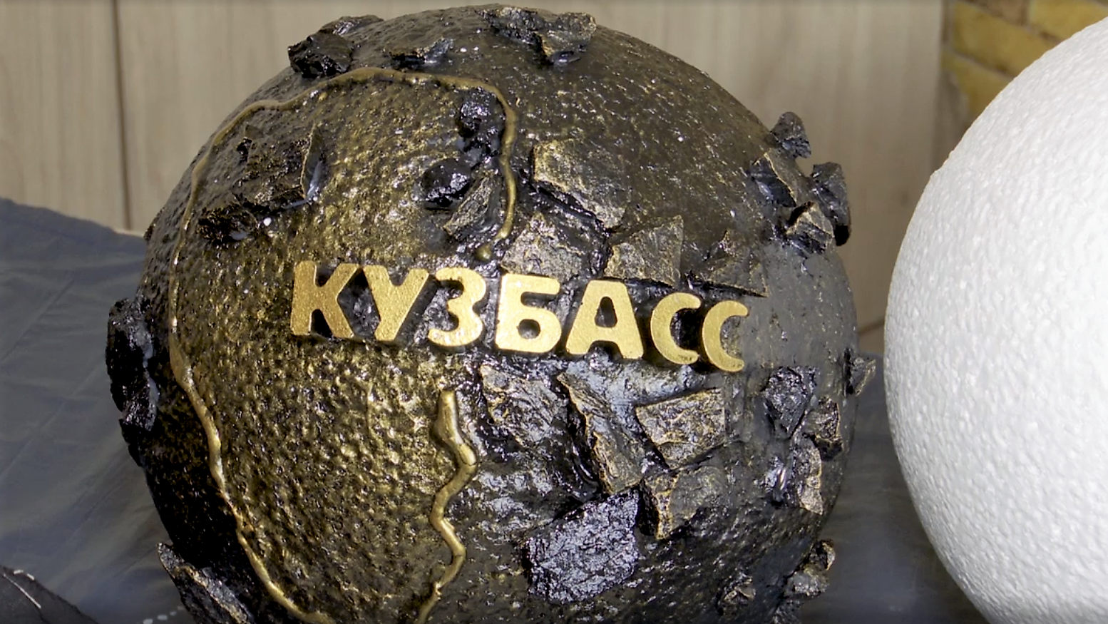 Угольные шары украсят новогоднюю елку КуZбасса на ВДНХ Угольные шары украсят новогоднюю елку КуZбасса на ВДНХ