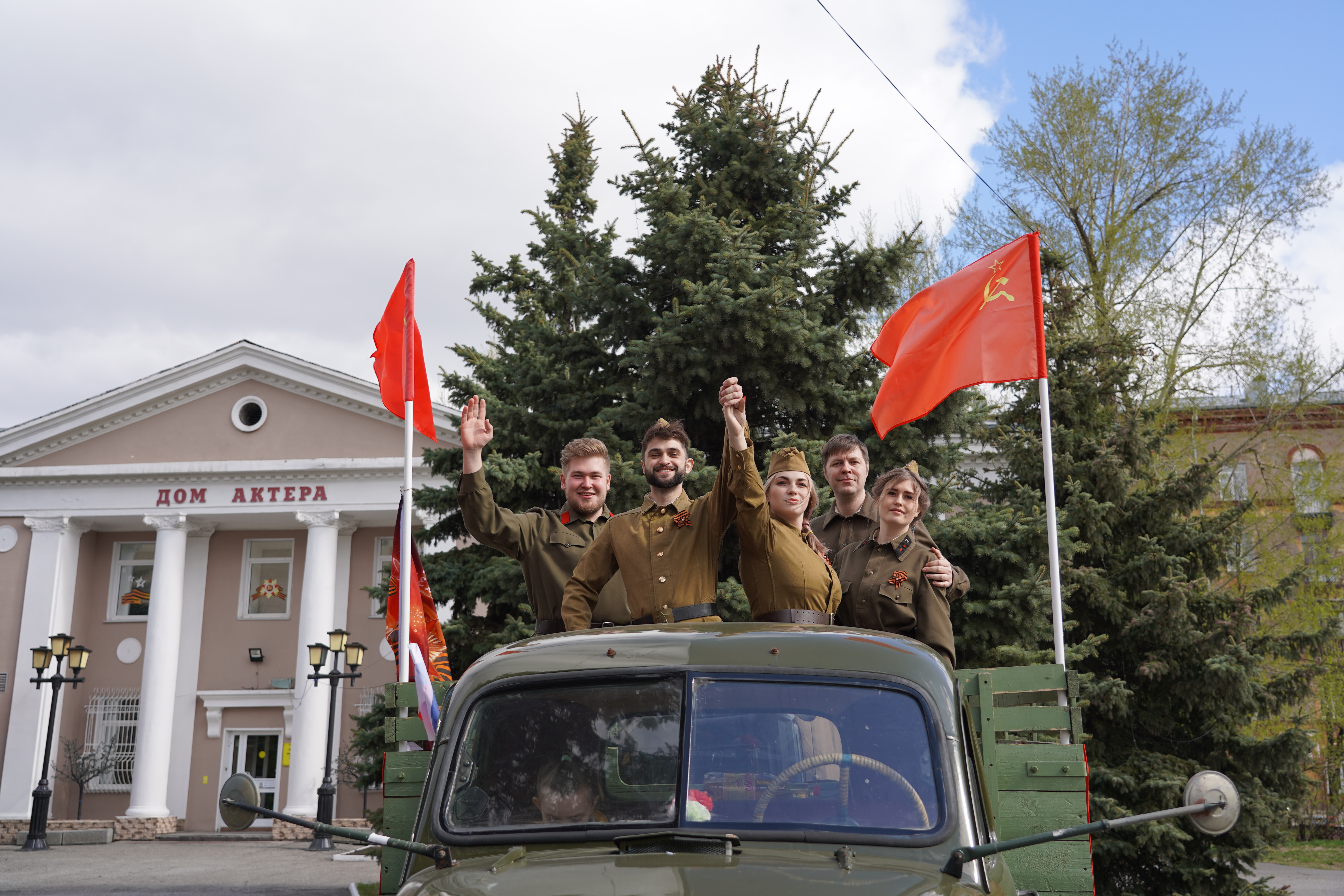 В День Победы кемеровчан с праздником поздравила «Фронтовая агитбригада» В День Победы кемеровчан с праздником поздравила «Фронтовая агитбригада»