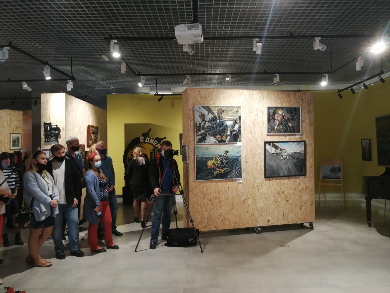 В Кузбассе завершилась XVIII Региональная выставка-конкурс изобразительного искусства «Шахтерский характер» В Кузбассе завершилась XVIII Региональная выставка-конкурс изобразительного искусства «Шахтерский характер»