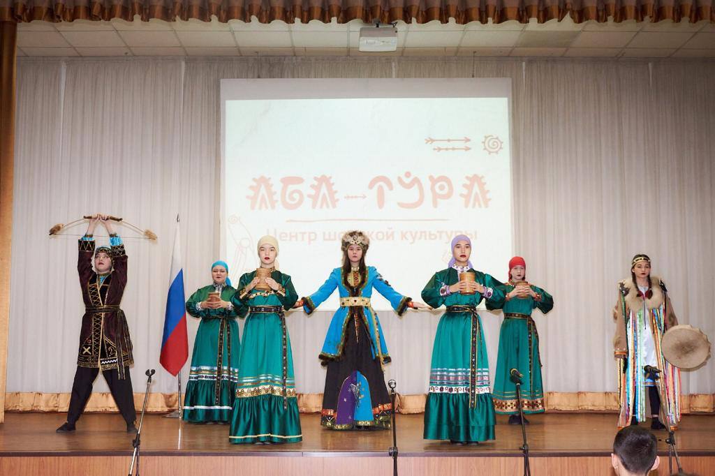 Один концерт – две культуры: студенты новокузнецкого техникума строительных технологий и сферы обслуживания познакомились с песенными традициями шорцев и русских Один концерт – две культуры: студенты новокузнецкого техникума строительных технологий и сферы обслуживания познакомились с песенными традициями шорцев и русских