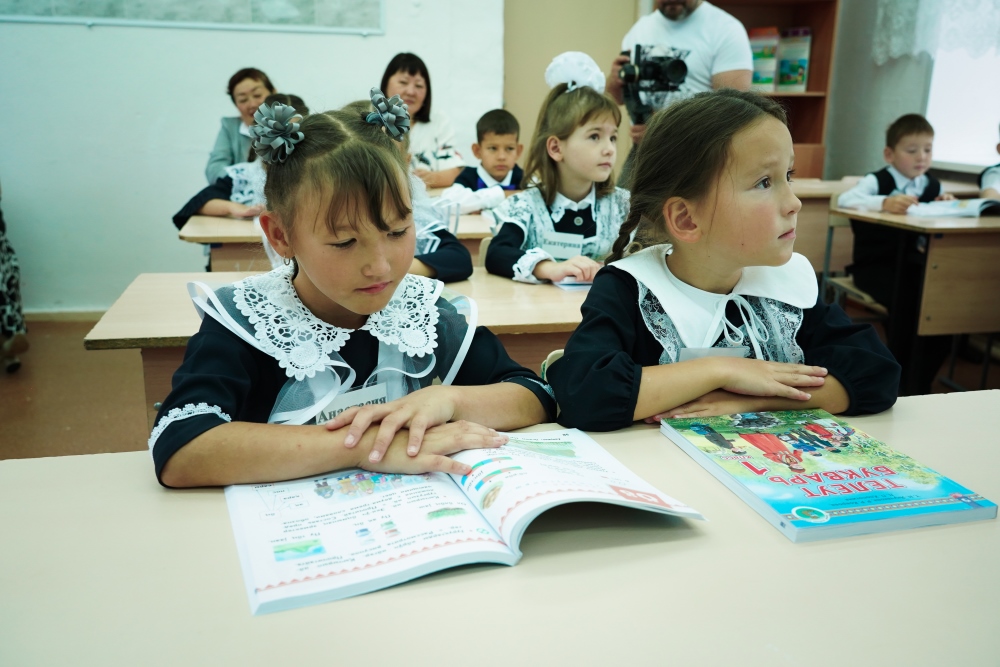Первоклассники в селе Беково получили «Телеут букварь» для изучения родного языка Первоклассники в селе Беково получили «Телеут букварь» для изучения родного языка